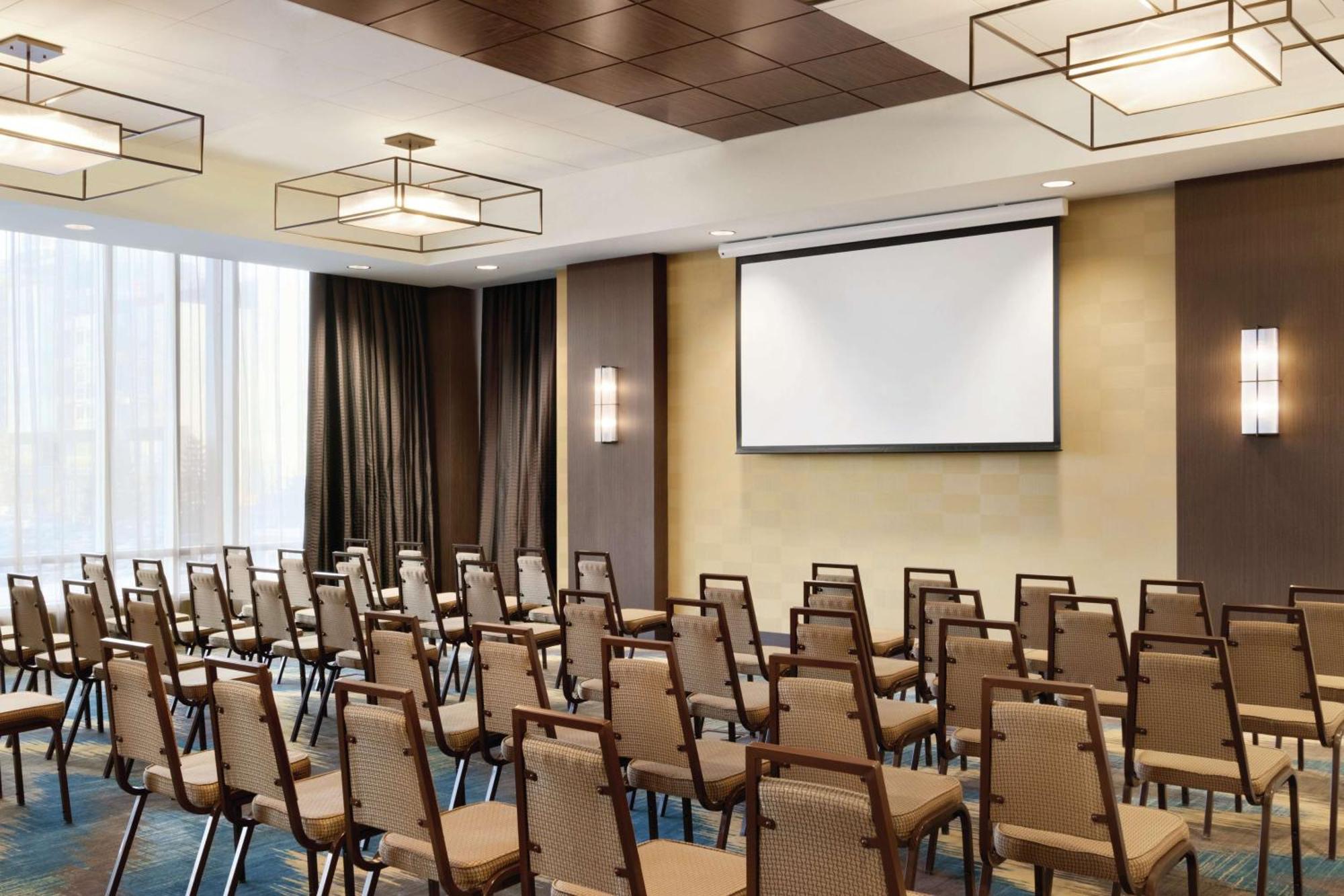 Hilton Garden Downtown 3*